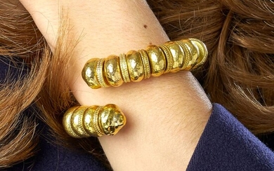 TRAVAIL INDIEN BRACELET OUVERT BOULES D'OR A 18K yellow gold bracelet. India. Gross weight : 104,59 gr. Balls diameter : 1,5 cm appr...