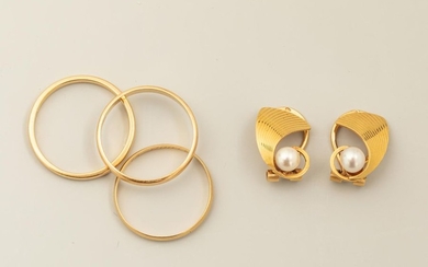 Three 18k yellow gold rings and 2 clip...
