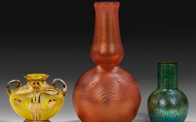 Trois vases en verre Art Nouveau Rare vase à col étroit en calebasse, petit vase,...
