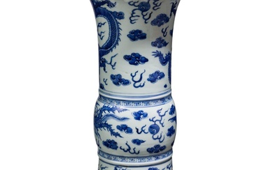Un grand vase chinois bleu et blanc phoenix et dragon beaker Gu, probablement de la...