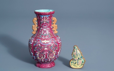 Un vase à fond sgraffito et une plaque miniature en porcelaine de Chine famille rose, 19ème/20ème siècle