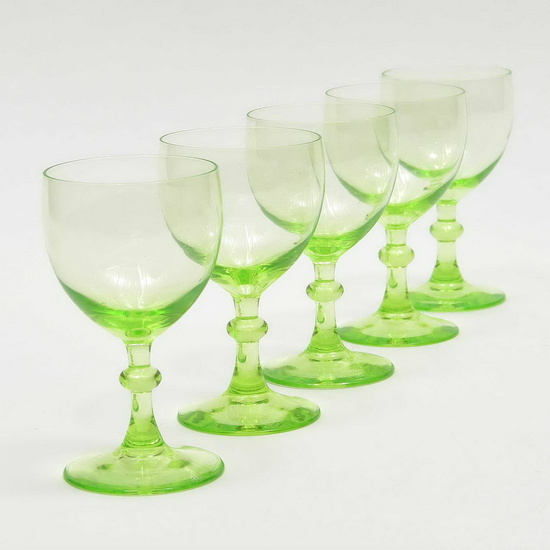 Uranium green white-wine glasses (5x) of drinking service...