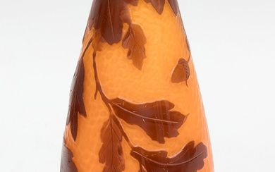 Vase ; France, vers 1900. Verre camée. Signé. Dimensions : 19,5 x 9 x 9...