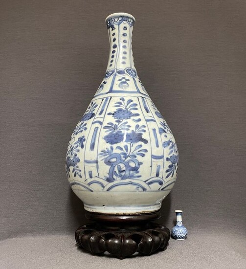 Vase - Porcelain - Chinese - Pear shaped vase - Ruyi patterns, valuables, peonies, chrysanthemum - Mint condition - China - Ming dynasty, Wanli Period (1572-1620)