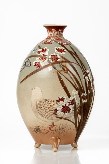 Vase - Satsuma - Ceramic, Enamel - A large and gorgeous egg-shaped Satsuma vase depicting a wild life scene with a dove and butterflies - Japan - Taishō period (1912-1926)