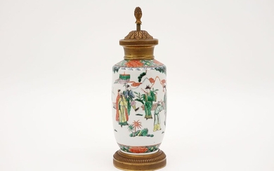 Vase chinois en porcelaine avec un décor de figures de style Kang Hsi Famille Verte,...