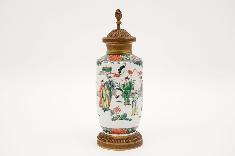 Vase chinois en porcelaine avec un décor de figures de style Kang Hsi Famille Verte,...