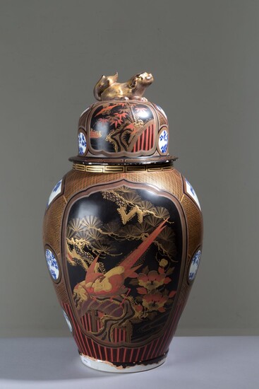 Vaso con coperchio in porcellana dipinta. Giappone. XIX secolo....