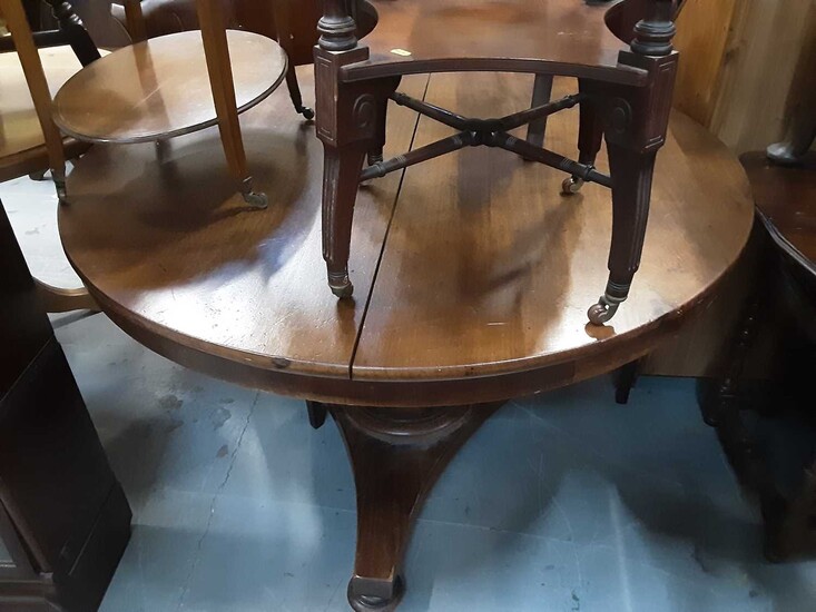 Victorian mahogany dining table on faceted column and trefoil base, together with a set of four Victorian dining chairs on reeded legs