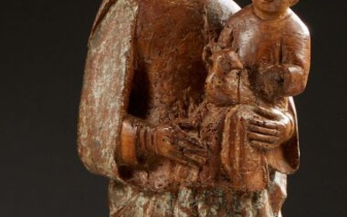 Vierge à l'Enfant en noyer sculpté avec restes de polychromie. Debout, Marie porte l'Enfant tenant...