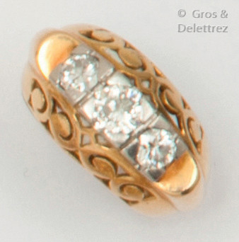 Yellow gold ring set with three brilliant-cut diamonds...