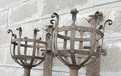 pair of outdoor braziers / street lamps - Wrought iron and hand-grooved - Early 20th century