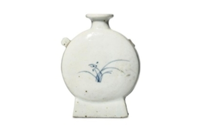 A CHINESE BLUE AND WHITE JAR.