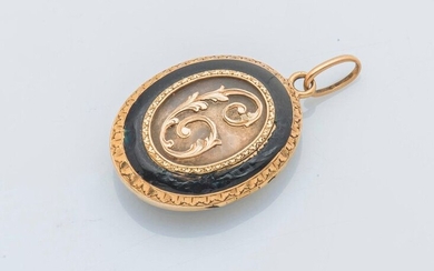 18K yellow gold pendant, opening, adorned with the number "C" on a translucent glass background, encircled with black enamel, in a chased foliage setting. The back is set with rose-cut diamonds in a star-set starburst on a black enamel background.
