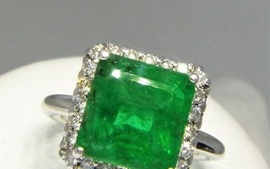 18k Yellow Gold Ring with Certified Natural Emerald and