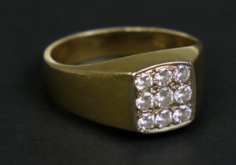 18k yellow gold signet ring set with nine brilliant-cut diamonds...