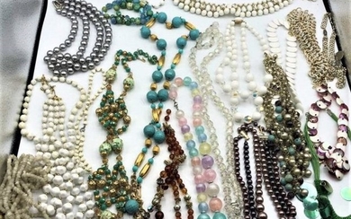 [19] Assorted Costume Jewelry Necklaces - Big Variety