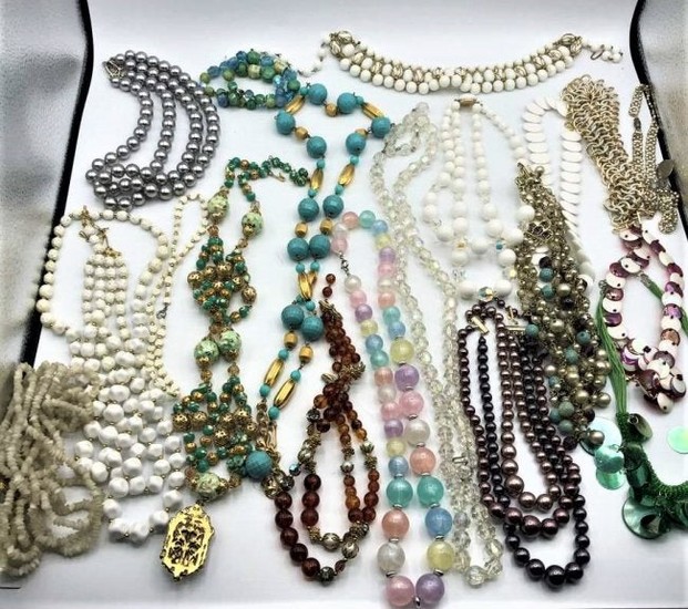 [19] Assorted Costume Jewelry Necklaces - Big Variety
