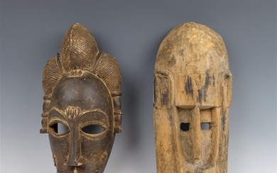 (-), 2 Afrikaanse gestoken houten maskers, o.a. Kanaga,...