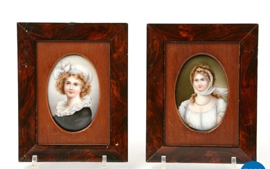 2 ovale op porselein geschilderde portretminiaturen