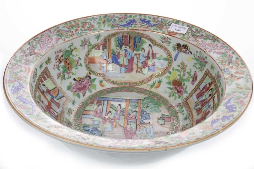 A LATE 19TH/EARLY 20TH CENTURY CHINESE FAMILLE ROSE BOWL