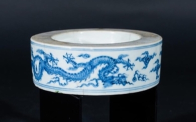 Arte Cinese A porcelain blue and white inkwell element
