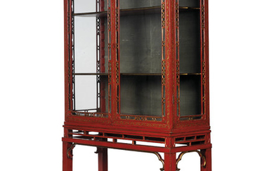 AN ENGLISH SCARLET AND GILT-JAPANNED DISPLAY CABINET, ATTRIBUTED TO MALLETT, SECOND HALF 20TH CENTURY