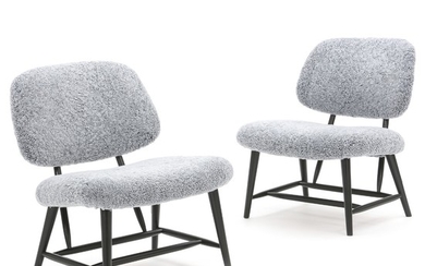 Alf Svensson: “TeVe”. A pair of easy chairs with black lacquered wooden frame. Seat and back upholstered with grey sheepskin. (2)