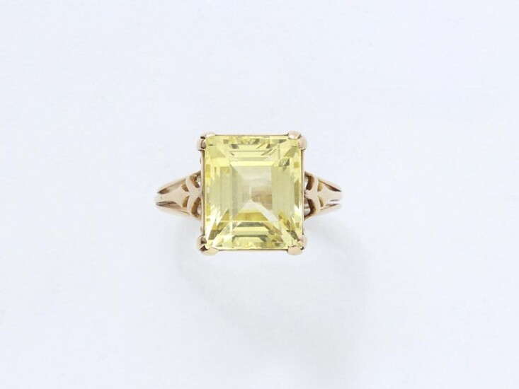 750 thousandths gold ring set with a rectangular facetted yellow...