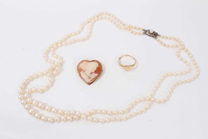 9ct gold heart signet ring, 9ct gold mounted cameo brooch and pearl necklace