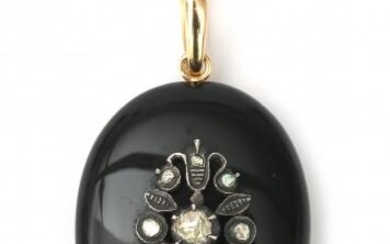 A 14 karat gold and onyx mourning locket with rose cut diamond. Provenance: The Netherlands. Gross weight: 13.5 g.