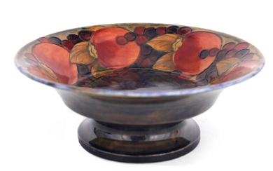 A 1920S WILLIAM MOORCROFT FOOTED FRUIT BOWL WITH E
