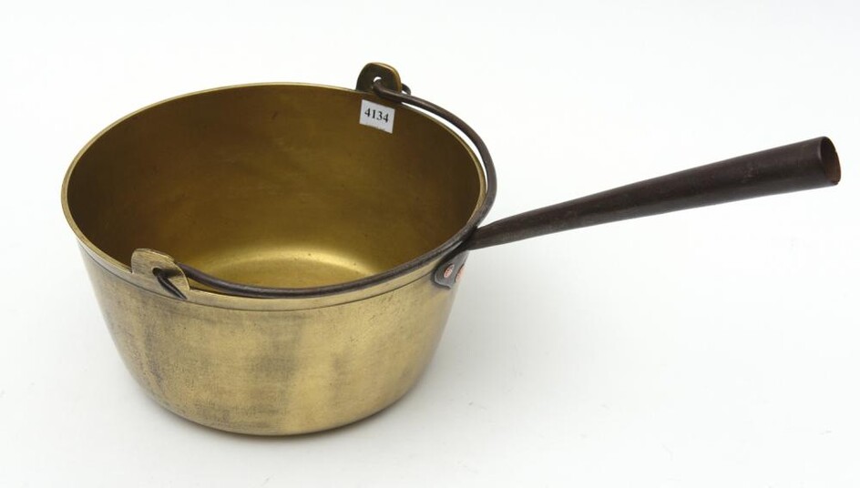 A 19TH CENTURY HEAVY BRASS JAM PAN WITH CAST IRON HANDLE AND HANGER