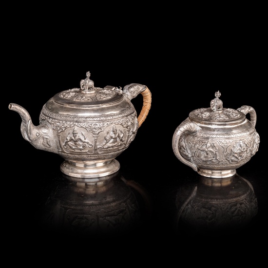 A Burmese silver coffee pot and a ditto sugar bowl, H 10 - 12,5 cm, total weight: Ca. 819 g