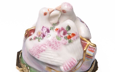 A CHELSEA PORCELAIN BONBONNIERE IN THE FORM OF BILLING DOVES, CIRCA 1760