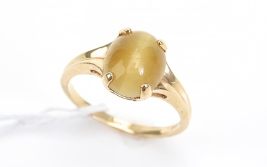A CHRYSOBERYL CAT'S EYE RING IN 9CT GOLD, SIZE M