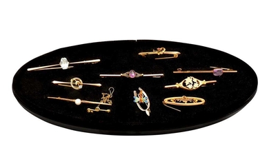 A COLLECTION OF BROOCHES