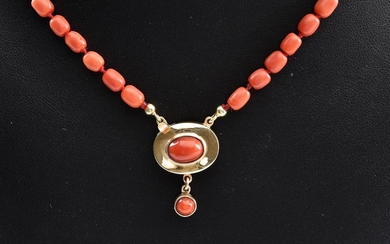 A CORAL NECKLACE, THE CLASP IN 14CT GOLD, TOTAL LENGTH 410mm