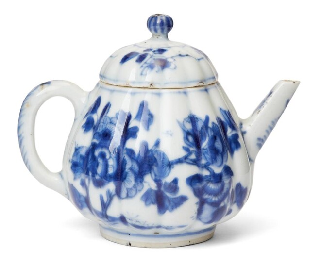 A Chinese blue and white porcelain teapot, 18th century, with lobed body and painted with floral sprays, 11cm high 十八世紀 青花瓜棱紋蓋壺