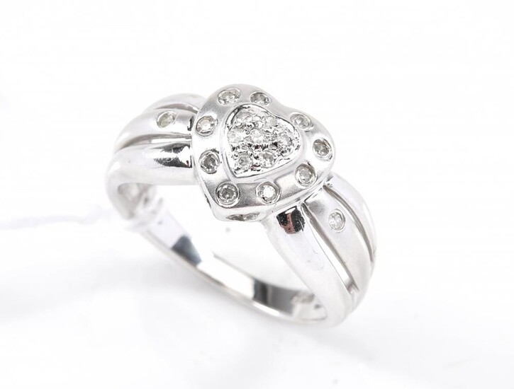 A DIAMOND DRESS RING WITH HEAR SHAPED MOTIF, IN 14CT WHITE GOLD, SIZE N, 3.9GMS