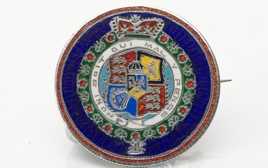 A GEORGIAN ENAMELLED COIN BROOCH FEATURING THE ORDER OF THE GARTER MOTTO, DATED 1816, DIAMETER 30MM