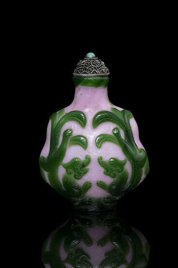 A GREEN OVERLAY PINK GLASS ‘DRAGON’ SNUFFBOTTLE China,...