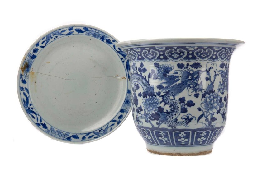 A LATE 19TH/EARLY 20TH CENTURY CHINESE BLUE AND WHITE PLANTER AND A PLATE