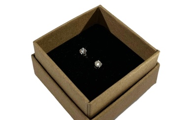 A PAIR OF 18CT WHITE GOLD AND DIAMOND STUD EARRINGS Brillian...