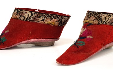A PAIR OF 19TH CENTURY CHINESE QING DYNASTY BOUND FEET LOTUS SHOES