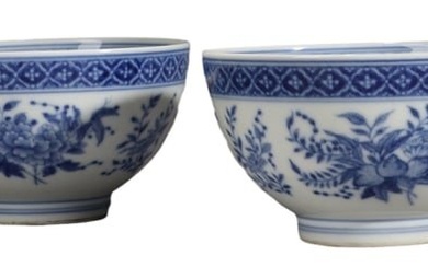 A PAIR OF BLUE AND WHITE FLOWER BOWLS