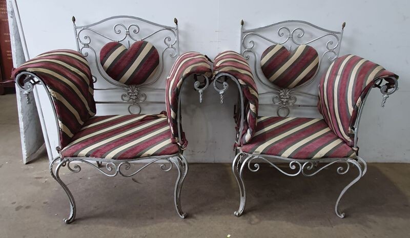 A PAIR OF FRENCH STYLE WROUGHT IRON CHAIRS ALFRESO CHAIRS