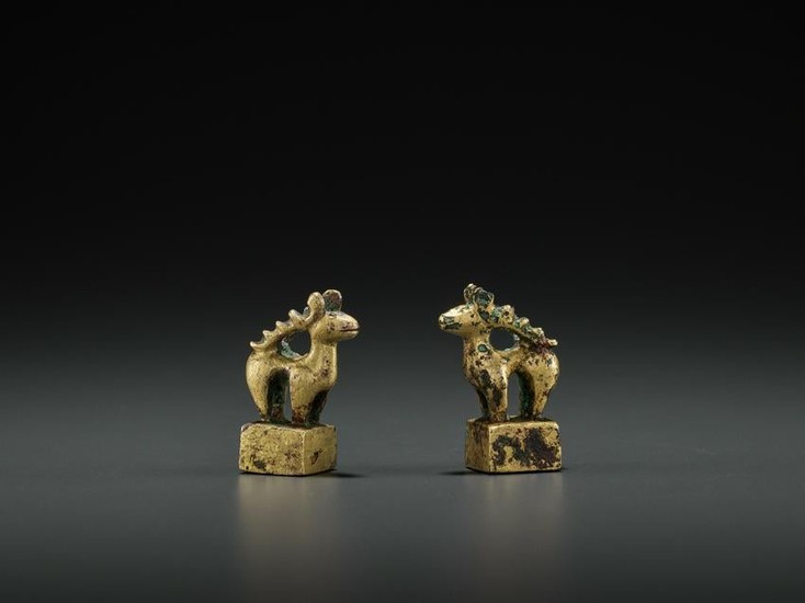 A PAIR OF GILT BRONZE 'STAG' SEALS, EASTERN HAN