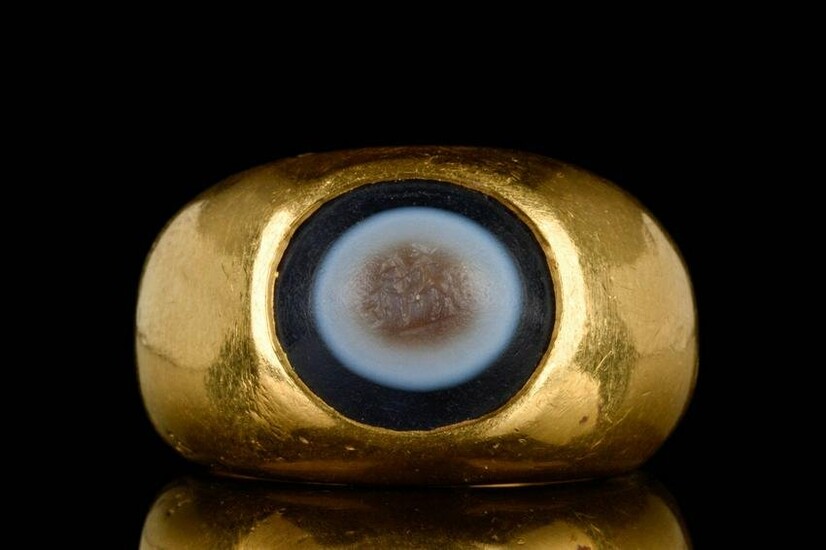 A ROMAN GOLD AND EYE AGATE FINGER RING DEPICTING A