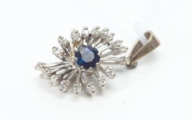 A SAPPHIRE AND DIAMOND PENDANT IN 18CT WHITE GOLD, LENGTH 26MM, 3.5GMS